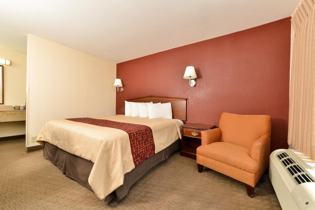Red Roof Inn Dalton Exterior foto